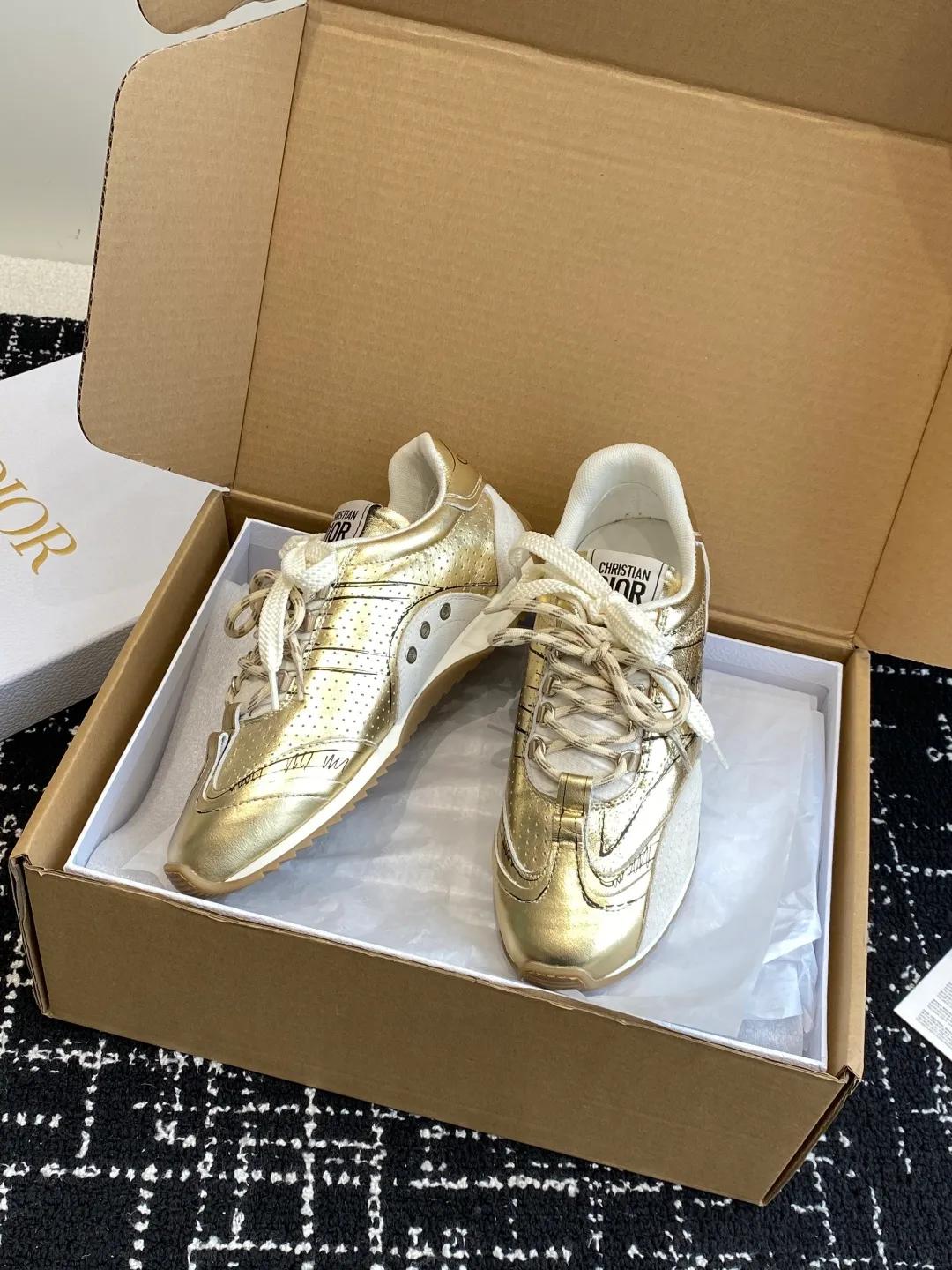 👟👟Ex-factory price 680👟👟 Purchasing grade (synchronized on the official website ✈️box packaging) Dior D-Sketch sneakers made a wonderful appearance at the Dior 25ss spring and summer ready-to-wear series show, highlighting the classic retro aesthetics. They are carefully made of white nylon and cow leather, decorated with printed logos inspired by the shoe production stage, with beige suede cowhide panels and double shoelaces. Handwritten Christian Dior Paris signature on the side, Christian Dior Paris signature panels and plaques on the heel and tongue. Paired with two-tone slim rubber soles, they add a touch of couture to any casual look. Size: #Female 35-40 (No return or exchange if order is made at 40) #Men 39-45 (No return or exchange if order is made at 45) (It will be shipped in about 20 days under development)